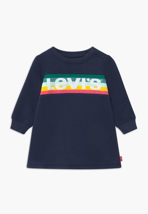 Vestido de niño pequeño de manga larga en azul marino con puños acanalados, con rayas en verde, azul claro, amarillo y rosa en el pecho y el logo blanco de Levi's.