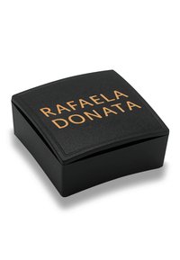 Scatola di gioielli rettangolare nera con superficie opaca testurizzata e cima arrotondata. Presenta il testo dorato in rilievo "RAFAELA DONATA."