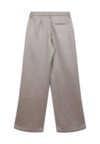 Pantalons à jambes larges en suédine douce de couleur gris clair. Caractéristiques à l'avant plat, passants de ceinture et une poche arrière unique pour le rangement.