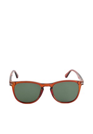 Ochelari de soare în stil retro cu rame transparente de culoare chihlimbar și lentile verzi închise. Marginile taperate și brațele subțiri de culoare neagră.