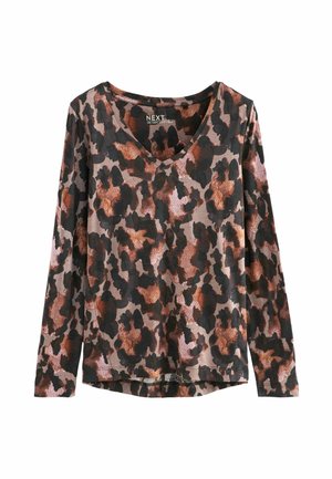 Chemise à manches longues et col en V avec un motif léopard abstrait en brun, noir et rose.