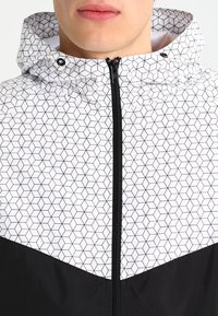 Urban Classics GRAPHIC PRINTED - Lichte jas - black/white