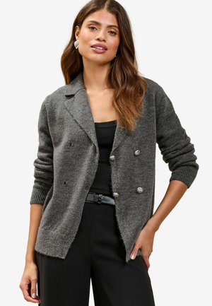 Šedý dvouřadý cardigan vyrobený z měkké pleteniny, se žebrovanými manžetami a stříbrnými knoflíkovými akcenty na přední straně.