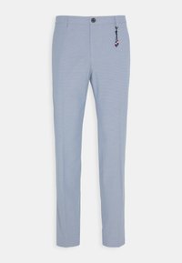 Pantalons taillés bleu clair, tissu texturé, coupe slim, devant plat, fermeture à un bouton et détail de gland décoratif sur la passante de ceinture.