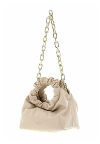 Sac à main beige décontracté en matériau doux, avec un haut froncé, une bandoulière en chaîne dorée et un logo embossé sur le devant.