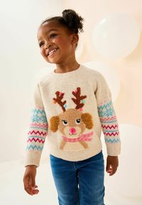 Cremfarbener Pullover mit einem Rentiergesicht-Design, braunen und rosa Akzenten sowie bunten gemusterten Ärmeln mit Schneeflocken und Zickzackmustern.