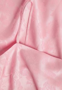 Rosa blommönstrad tyg med satinfinish. Har en mjuk textur och subtil glans, med delikata präglade blommönster.