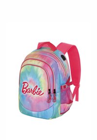 Mochila con un patrón tie-dye en colores pastel, cremalleras rosas y bolsillo lateral de malla, con el logo "Barbie" en letras rojas.