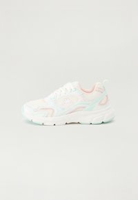 Sneakers brancos em malha com detalhes em rosa pastel e verde menta, apresentando um design texturizado, biqueira arredondada e uma sola acolchoada para conforto.