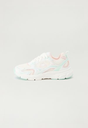 Sneakers brancos em malha com detalhes em rosa pastel e verde menta, apresentando um design texturizado, biqueira arredondada e uma sola acolchoada para conforto.