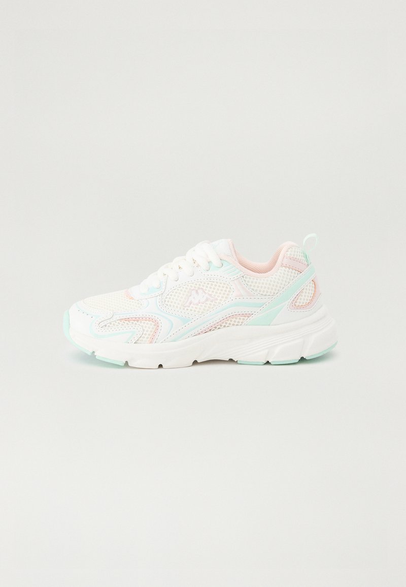 Sneakers brancos em malha com detalhes em rosa pastel e verde menta, apresentando um design texturizado, biqueira arredondada e uma sola acolchoada para conforto.