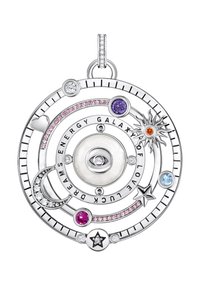 Runder silberner Anhänger mit gravierten Himmelsmustern, verziert mit farbenfrohen Edelsteinen, einer Perlenmitte und dekorativen Akzenten wie Sternen und Monden.