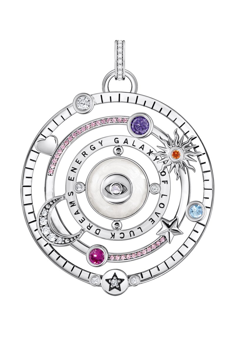Runder silberner Anhänger mit gravierten Himmelsmustern, verziert mit farbenfrohen Edelsteinen, einer Perlenmitte und dekorativen Akzenten wie Sternen und Monden.