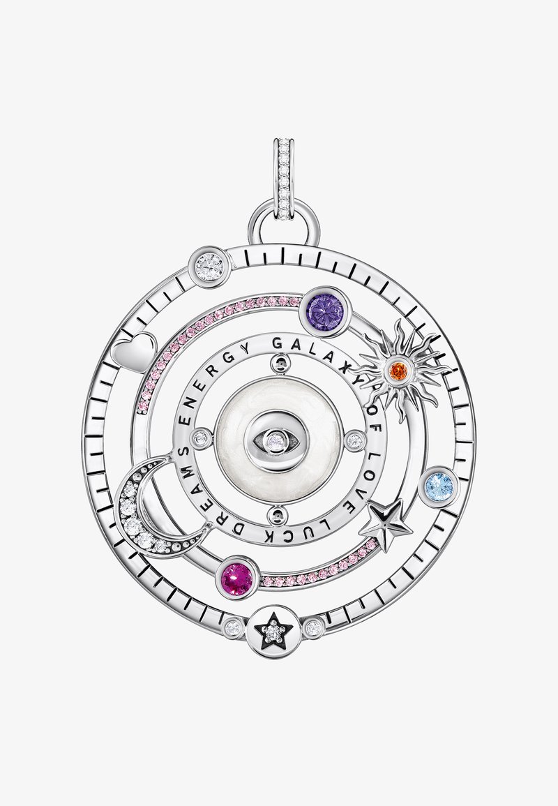 Runder silberner Anhänger mit gravierten Himmelsmustern, verziert mit farbenfrohen Edelsteinen, einer Perlenmitte und dekorativen Akzenten wie Sternen und Monden.