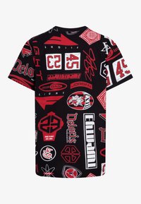 Crna majica kratkih rukava s živopisnim uzorkom crvenih i bijelih logotipa, brojeva i grafika, opuštenog kroja i pamučne teksture.