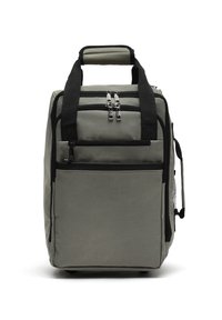 Pilka daugiskyrių kuprinė su dviem užtrauktukais, sustiprintomis juodomis rankenomis, priekinėje kišenėje ir tinklelio kišenėje šone. Patvari audinio konstrukcija.