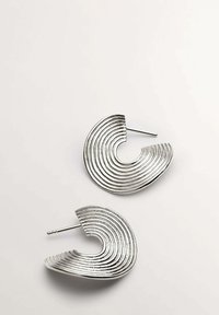 Pendientes de plata con un diseño curvado y estriado que presenta surcos concéntricos. Los pendientes tienen un acabado metálico y un respaldo de tipo tornillo.