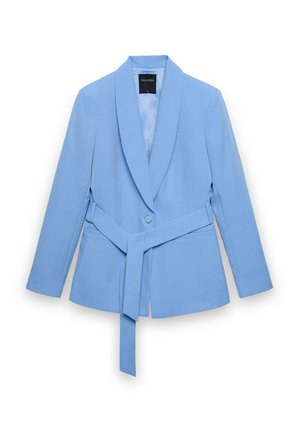 Hellblauer Damenblazer mit Schalkragen, Ein-Knopf-Verschluss, langen Ärmeln und passendem Stoffgürtel, der in der Taille gebunden ist.