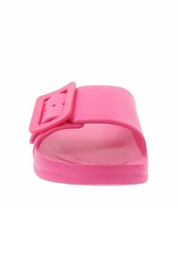 Chancla de goma rosa con una banda ancha y detalle de hebilla cuadrada. Textura suave y diseño minimalista, con una plantilla contorneada.