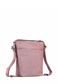 Sac à épaule en tissu rose avec bandoulière ajustable, fermeture éclair, poche avant et détail de logo. Texture lisse et forme rectangulaire.