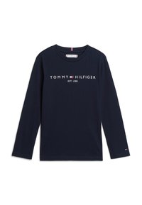 Navyblauwe longsleeve t-shirt van katoen, met een witte logo tekst aan de voorkant "TOMMY HILFIGER EST. 1985" en een klein logo accent op de mouw.