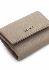 Beige leren portemonnee met een textuur oppervlak, voorzien van een metalen logo-accent en een klep-sluiting. Compacte en rechthoekige vorm.