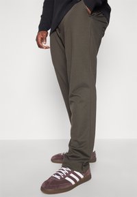 Jack & Jones JPSTMARCO JJCOOPER - Chinos - wren