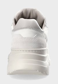 Bílé tenisky s texturovanou nubukovou a hladkou koženou svrchní částí, vybavené polstrovanou manžetou, silnou podrážkou a jemnými švy.