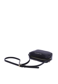 Bolso bandolera de imitación cuero negro con superficie texturizada, cierre de cremallera y correa ajustable. Presenta acentos de metal en tono dorado.