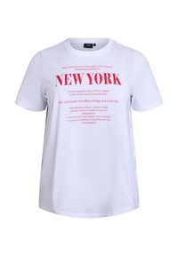 Biely bavlnený tričko s červeným textom, ktorý výrazne hovorí "NEW YORK"; dodatočný text tematicky súvisiaci s NYC nižšie v menšom písmene. Krátke rukávy, štandardný strih.