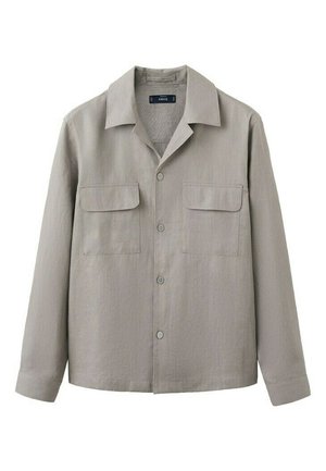 Hellgraues langärmliges Hemd mit Knöpfen, zwei aufgesetzten Klappentaschen vorne und spitzem Kragen, vor weißem Hintergrund dargestellt.