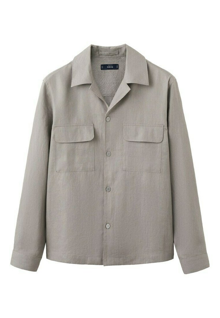 Chemise à manches longues gris clair avec deux poches à rabat à l'avant et un col pointu, présentée sur un fond blanc.