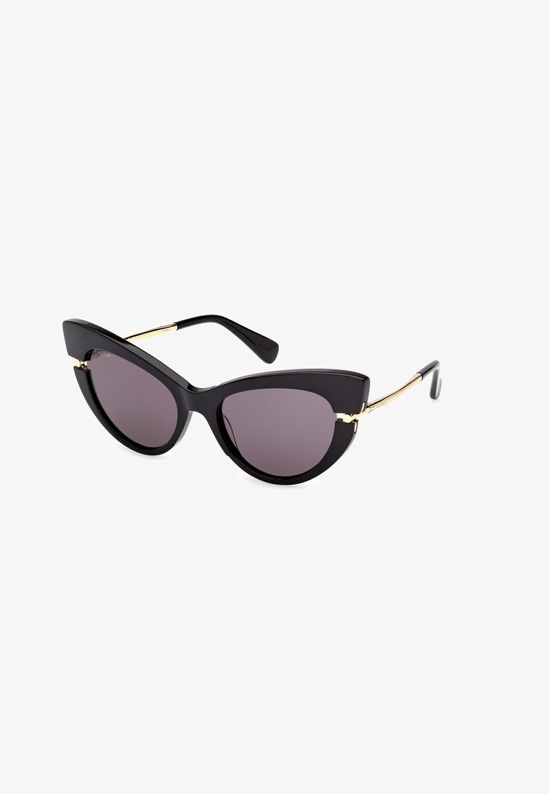 Schwarze Cat-Eye-Sonnenbrille mit dunklen Gläsern und dünnen goldfarbenen Metallbügeln, leicht nach rechts geneigt auf weißem Hintergrund.