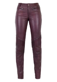 Violette Lederhosen mit slim fit, ausgestattet mit Reißverschlusstaschen auf der Vorderseite, strukturierten Einsätzen an den Knien und glatten Bereichen entlang der Beine.
