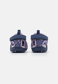 Geox WHINBERRY  - Pārgājienu sandales - navy/dark lilac