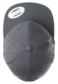 Casquette snapback grise avec visière plate, tissu texturé et patch logo circulaire à l'avant. Six trous de ventilation et un bouton sur le dessus.
