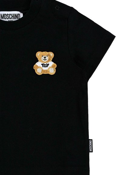 Maglietta nera per bambini con ricamo di un orsetto marrone vestito con una camicia bianca etichettata "TOY" e nuovi marchi Moschino.