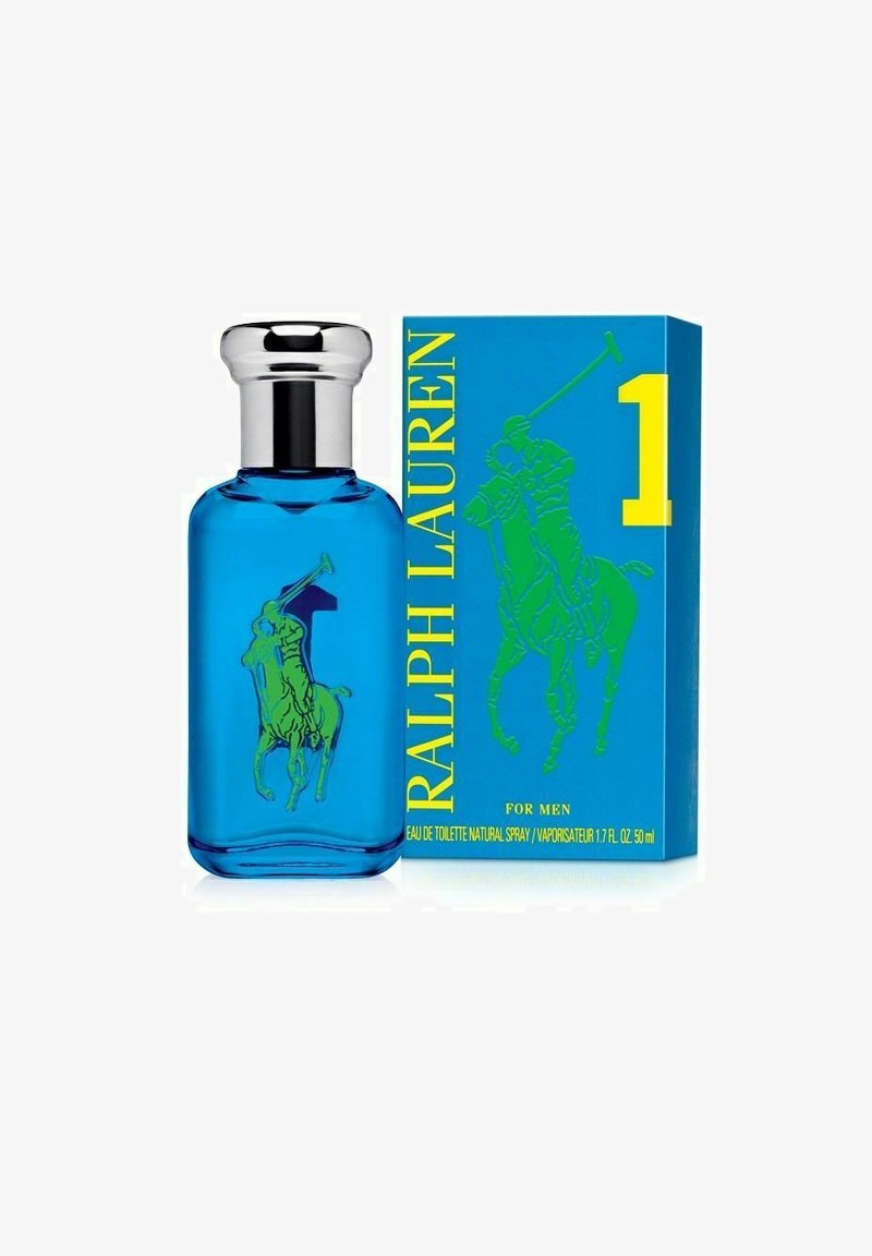 Blå glasflaska med silverlock har en grön polo-spelare logo. Tillsammans med en ljusblå låda med gröna och gula accenter.