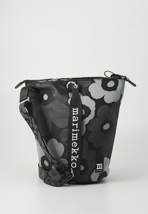 Borsa a secchiello con motivo floreale in bianco e nero, realizzata in tessuto resistente, dotata di chiusura con zip, tracolla regolabile e dettagli con logo.