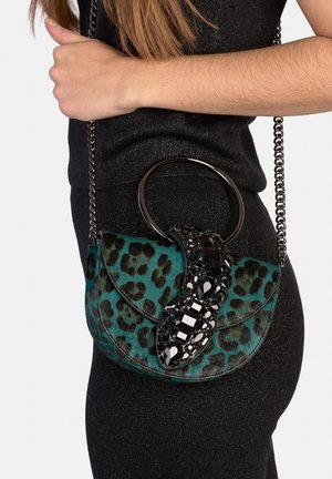 Türkisfarbige Handtasche mit Leopardenmuster, schwarzem schimmernden Akzent und rundem Griff, mit einem metallischen Kettenriemen und einer strukturierten Oberfläche.