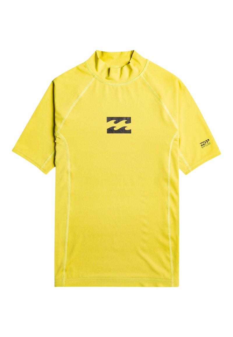 Rash guard jaune à manches courtes fabriqué en tissu lisse et extensible. Présente un logo de vague noir et des coutures contrastantes le long des coutures.