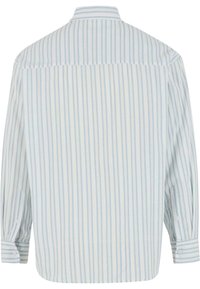 Camisa de manga larga a rayas en azul claro y blanco, con collar clásico, puños y dobladillo recto. Tejido de algodón suave y con textura.