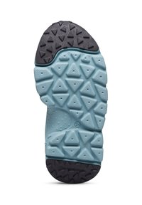 Suola di una scarpa con una base in schiuma blu chiaro e un battistrada in gomma nera con motivi triangolari per aderenza e trazione.