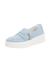 Himmelblaue Wildleder-Slipper mit einem geschichteten Design, versehen mit einem kleinen dekorativen Charm und einer dicke weißen Sohle für einen Kontrast.