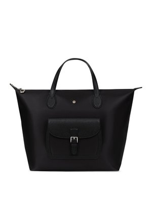 Zwarte tote bag met twee handvaten, een buidel met gesp aan de voorkant en een ritsluiting langs de bovenrand, uitgelicht tegen een witte achtergrond.