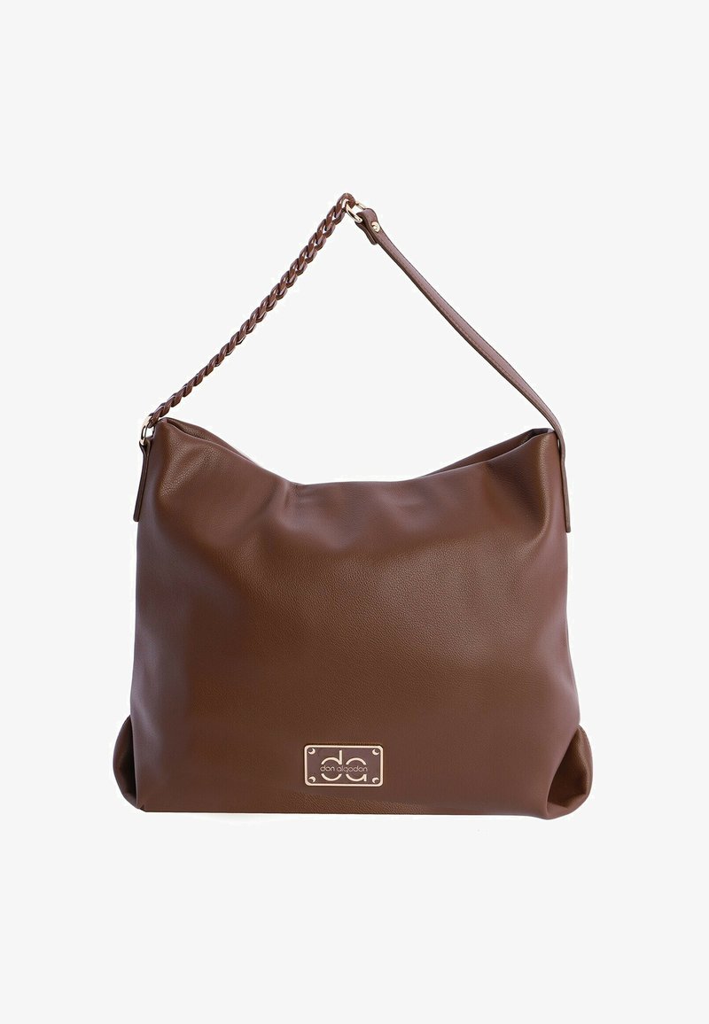 Bolso de hombro de cuero marrón con una textura suave, con una correa acentuada con cadena y una placa de logo en tono dorado en el frente.