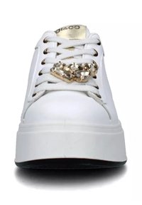 Sneaker bianca con tomaia in pelle liscia, punta rotonda, dettagli dorati e un decorativo gioiello a forma di cuore sui lacci.