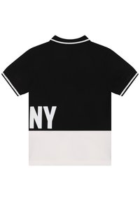 Černé polo tričko s bílým horizontálním pruhem na spodní části. Obsahuje velké bílé písmena "NY". Kontrastní bílé lemování límce a rukávů.