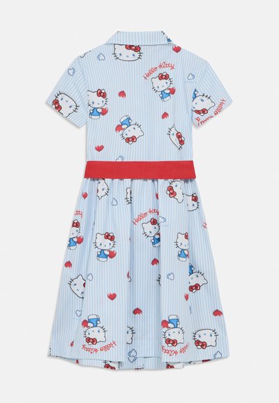 Φόρεμα κοντομάνικο ανοιχτό μπλε με γιακά, με κόκκινες λεπτομέρειες και επαναλαμβανόμενο μοτίβο Hello Kitty με καρδιές και ρίγες.
