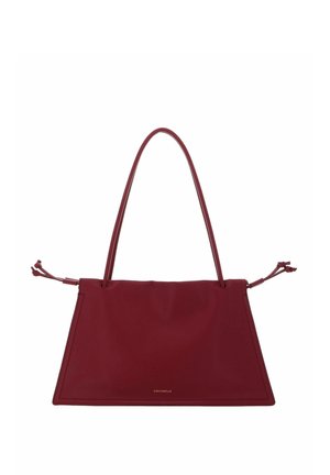 Sac à main en cuir rouge profond en forme de trapèze avec de longues poignées et des détails de cordons noués de chaque côté, petit logo de la marque sur le devant.